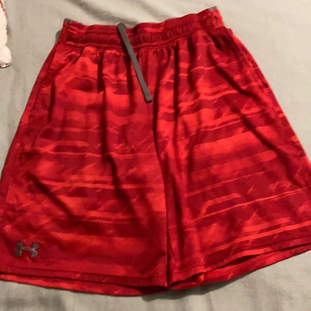 Men’s medium under armour shorts